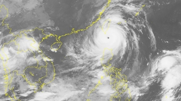 Cơn bão số 5 đang tấn công vào Biển Đông